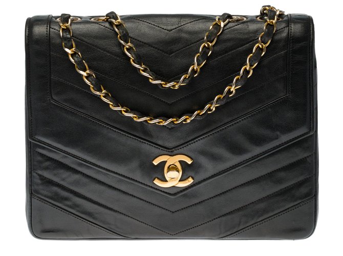 Timeless Bolsa Chanel Classique em couro acolchoado chevron preto, garniture en métal doré  ref.272013