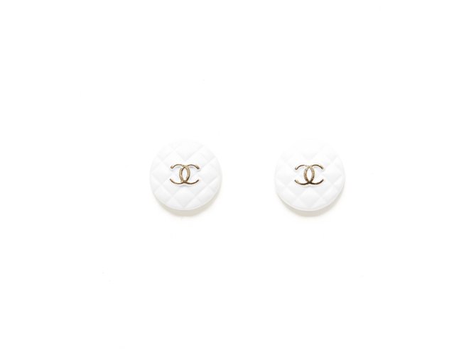 Chanel WHITE QUILT CC STUD Branco Dourado Metal  ref.272308