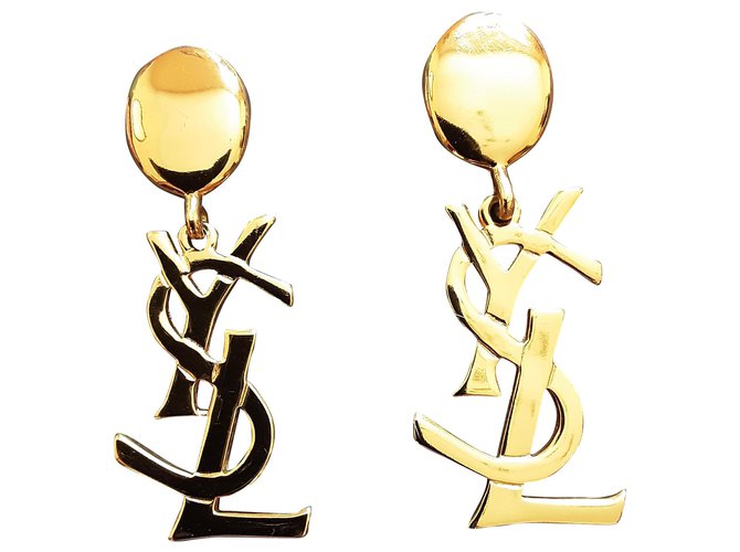 Yves Saint Laurent.  Logo clips. Plaqué or Bijouterie dorée  ref.272587