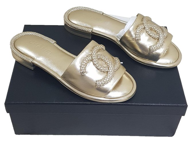 Chanel sandali Dourado Couro  ref.272989