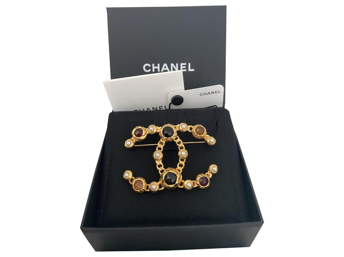 Broche de metal Chanel Gold com pérolas / pedras multicoloridas. Novo nunca usado Multicor Dourado Aço Resina  ref.273192