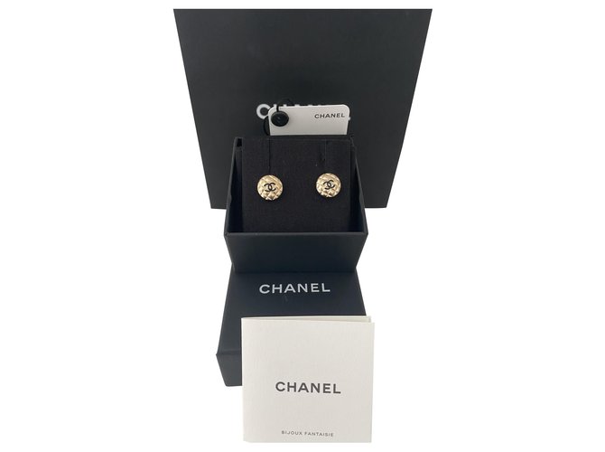 Chanel boucles d’oreilles doré en forme de boutons . Acier  ref.273194