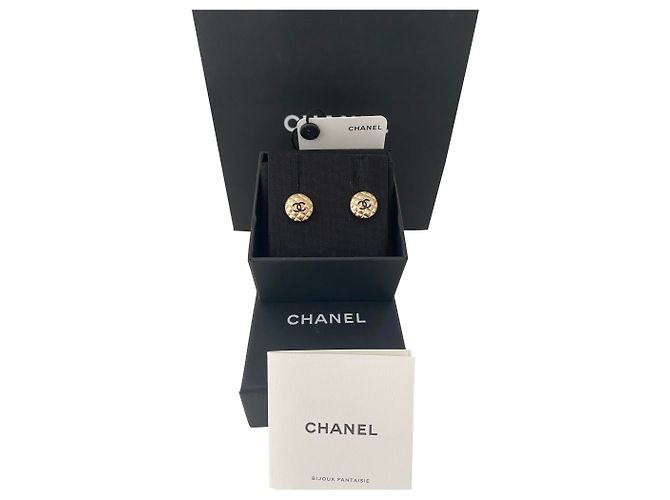 Orecchini dorati Chanel a forma di bottoni . D'oro