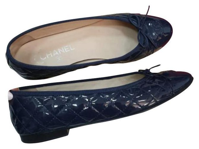 Chanel Navy Couro Envernizado Logotipo CC Tamanho de sapatilhas 40,5 Azul marinho  ref.273333