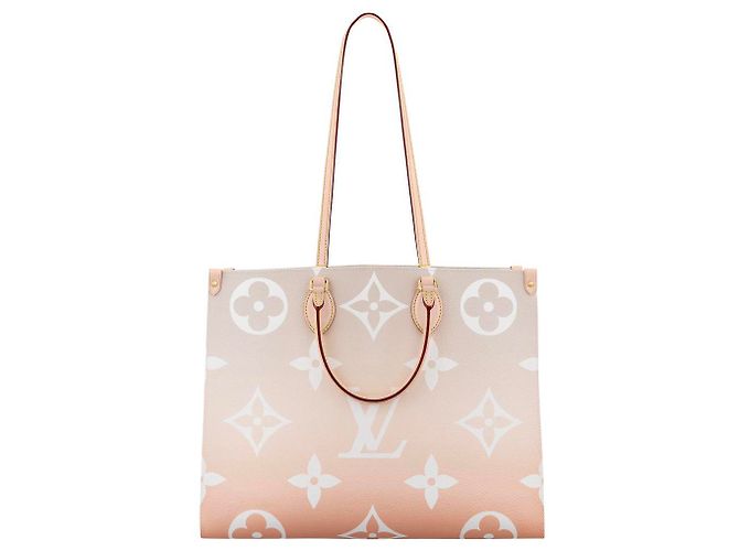 Louis Vuitton LV Onthego junto a la piscina
