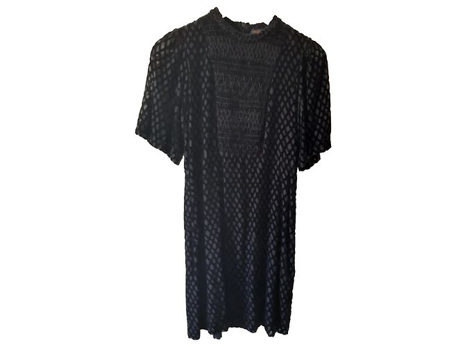 Maje Kleines schwarzes Kleid angezogen