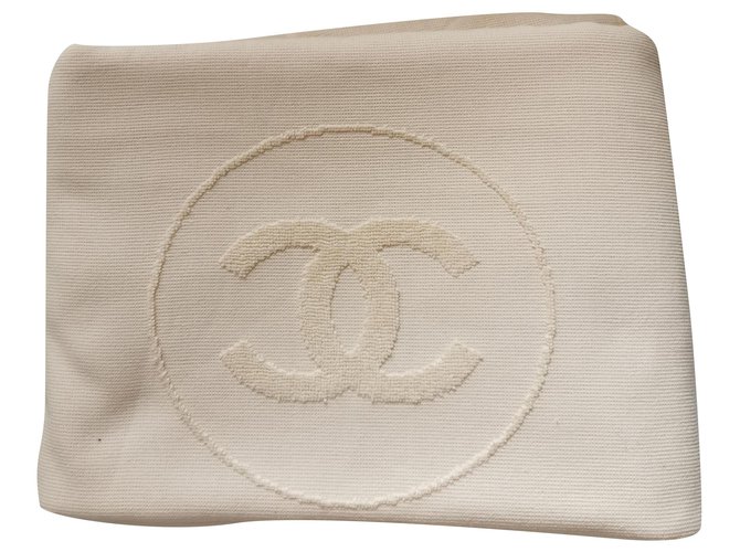 Chanel Handtuch bleichen Beige Kalbähnliches Kalb  ref.273798
