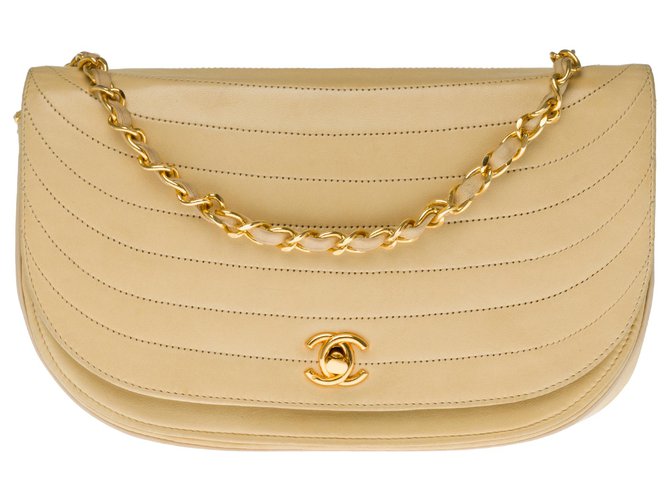Timeless Linda bolsa demi-lune Chanel Classique em couro bege acolchoado, garniture en métal doré  ref.273935