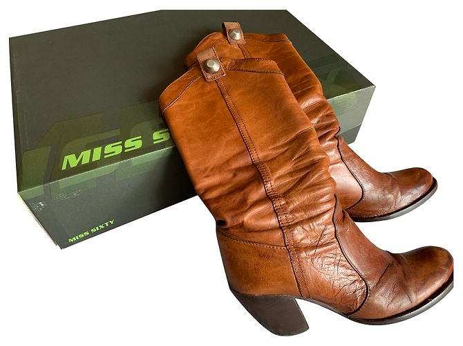 Miss Sixty Stiefel aus hellbraunem Leder / Kamel, mittelhoch, mit abnehmbarer Kette