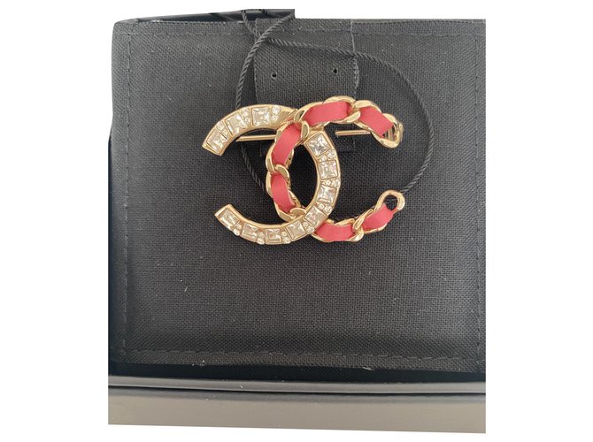 Chanel Golden brooch with leather and rhinestones ( new never worn ) Gold hardware Steel  ref.274863