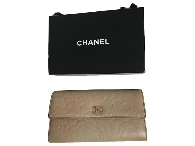 Portafoglio Chanel Camellia Beige in Pelle con Hardware Oro Sabbia Gold hardware