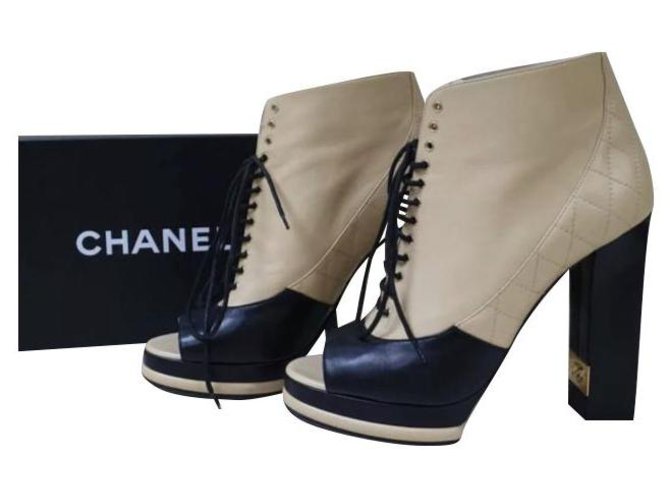 Botines con cordones de punta abierta con logo de Chanel CC Negro Marrón Talla 40 Multicolor Cuero  ref.275003