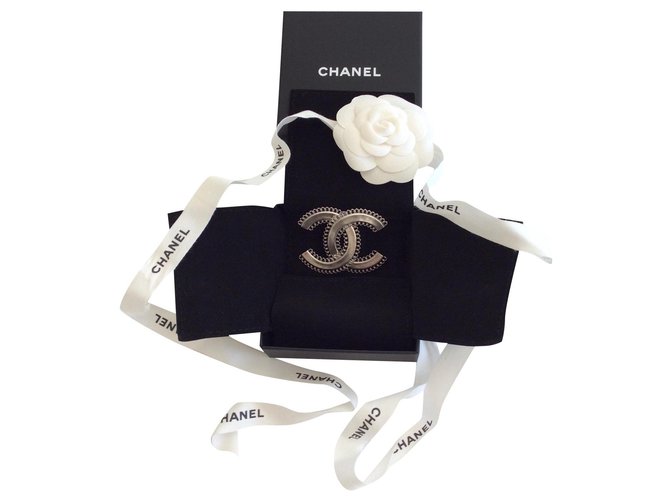 Cambon Chanel Pins & brooches Silver hardware Metal  ref.275013