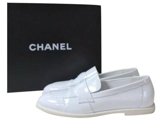 Sapatos Mocassins de Couro Envernizado com Logotipo Chanel CC Sz 38 Branco  ref.275029