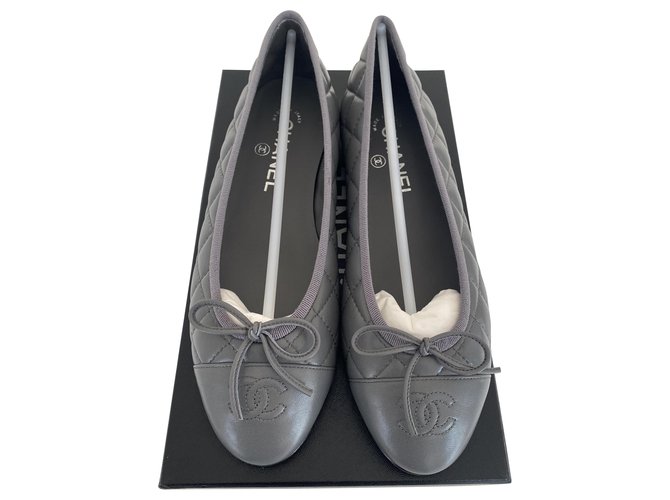 Chanel ballet flats in gray leather , taille 38 Grey  ref.275074