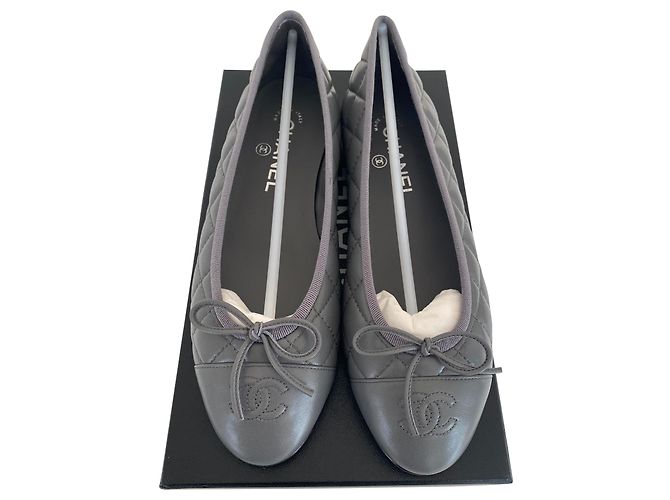 Bailarinas Chanel en piel gris , taille 38