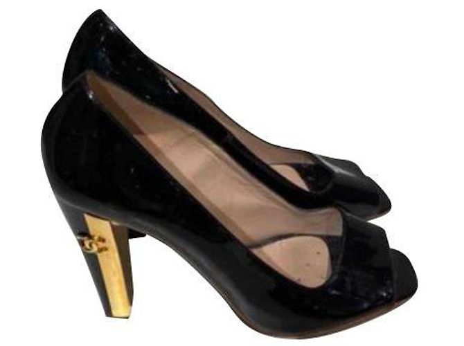 Chanel Absatzschuhe aus schwarzem Lackleder 39
