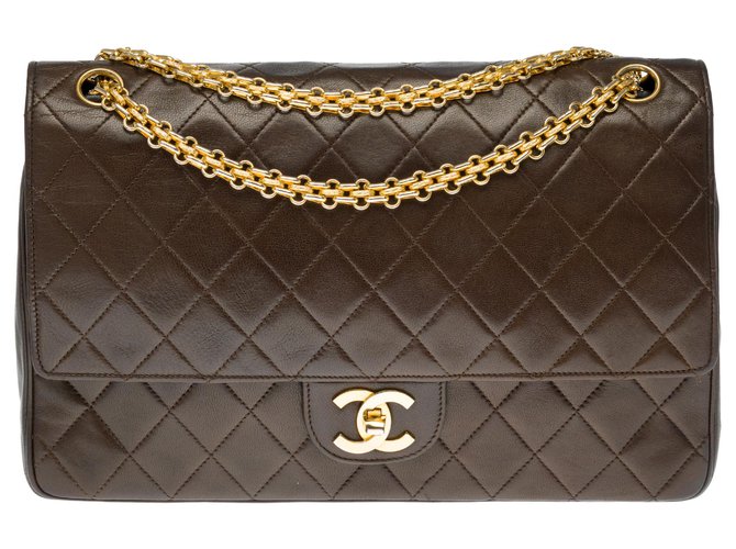 Timeless Splendida e rara borsa Chanel classica bicolore in pelle trapuntata marrone e beige, garniture en métal doré  ref.275264