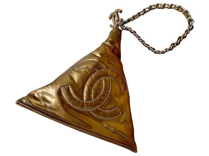 Chanel Bolsos de embrague Dorado