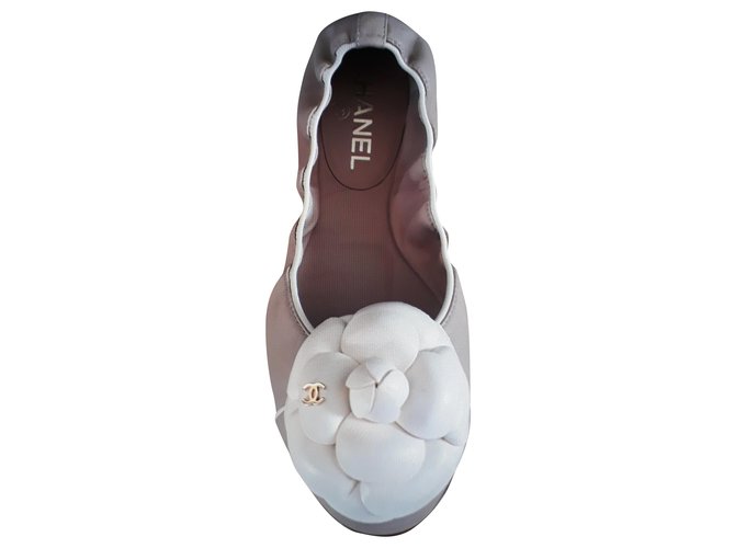 Chanel Zapatillas de ballet Beige Piel de cordero  ref.275934