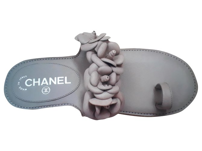 Chanel Pinza Beige Piel de cordero  ref.275936