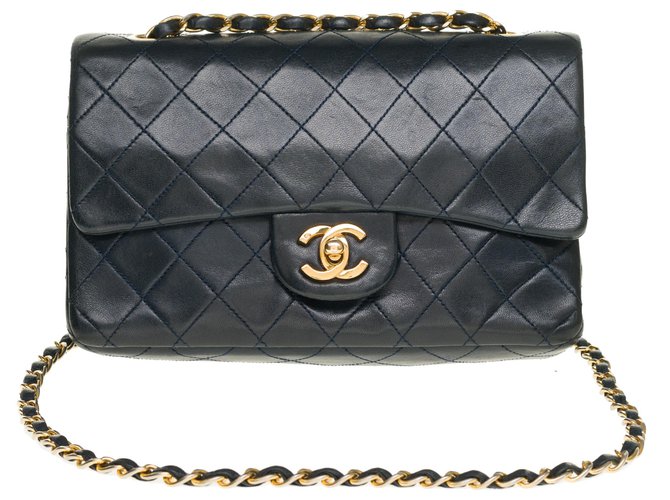Die begehrte Chanel Timeless Tasche 23cm in dunkelblauem gestepptem Leder mit goldener Metallverkleidung Marineblau  ref.276227