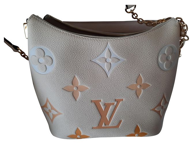 Gibeciere Louis Vuitton Colección marshmallow beige azafrán junto a la piscina  2021 (Extraviado)