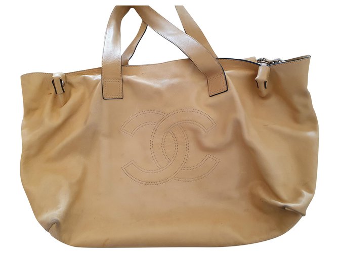 Chanel Handbag with shoulder strap Beige Leather  ref.276662