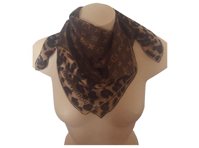 Louis Vuitton Cachecol de seda Marrom