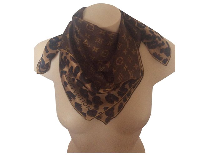 Louis Vuitton Silk scarf Brown  ref.276753