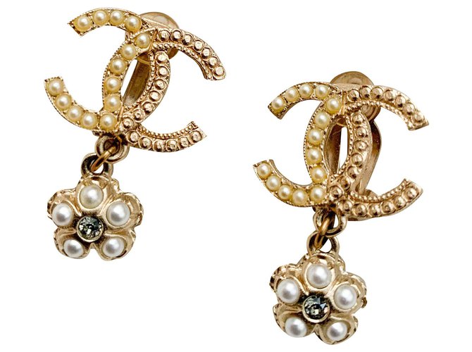 Chanel Boucles d’oreilles logo CC fleur Métal Bijouterie dorée  ref.277137