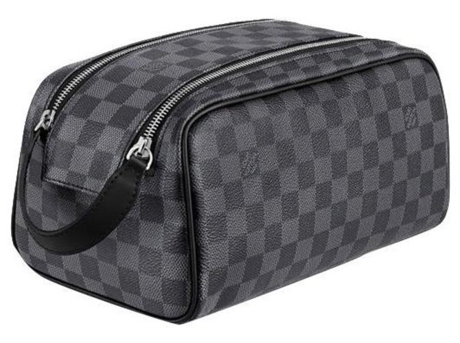 louis vuitton men's toiletry bolsa price