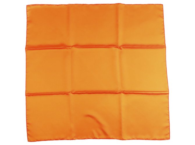 Hermès Foulard en soie orange Hermes Tissu  ref.277218