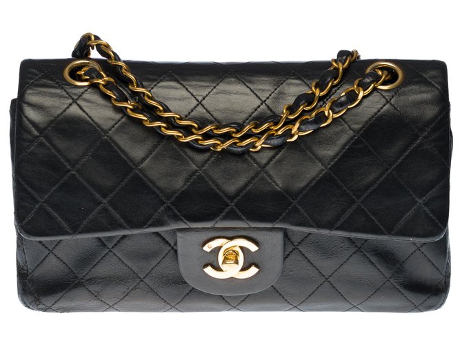 A bolsa Chanel Timeless muito procurada 23cm com aba forrada em couro preto acolchoado, garniture en métal doré  ref.277814