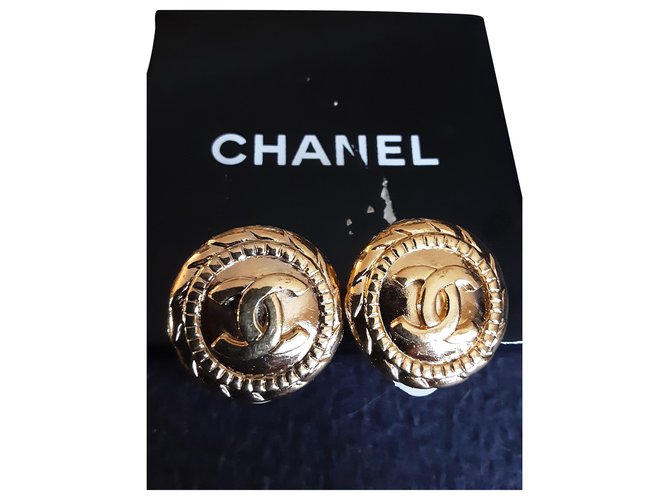 Chanel.  Clipes. Gold hardware Banhado a ouro  ref.277973