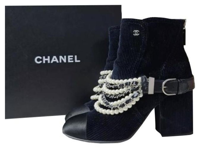 Chanel Navy Black Chest Velvet Cap Toe Pearl Chain Bottines / Booties Sz.38,5 Velours Noir  ref.278001