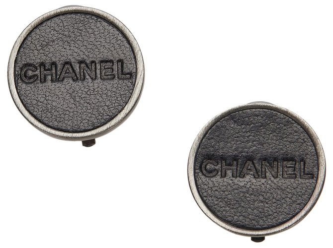 Boucles D'oreilles Clip Chanel Logo Noir Cuir Métal Veau façon poulain Argenté  ref.278622