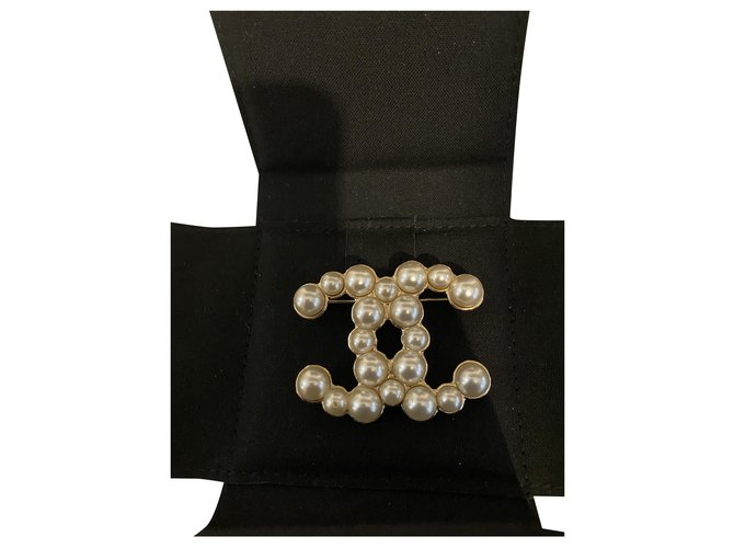 Chanel Pins & brooches Pearl  ref.278807