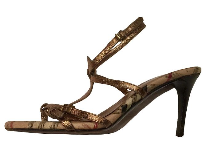 Sandali Burberry in pelle dorata D'oro