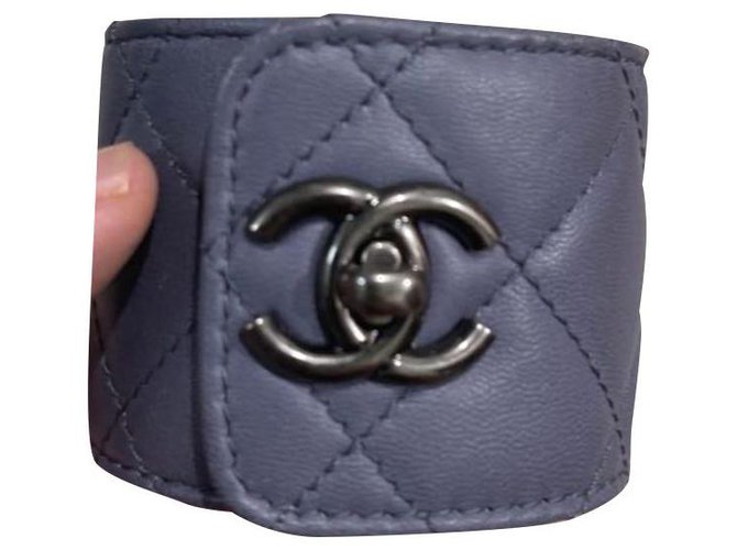 Chanel grau gesteppte Manschette Armband Anthrazitgrau Leder  ref.278819