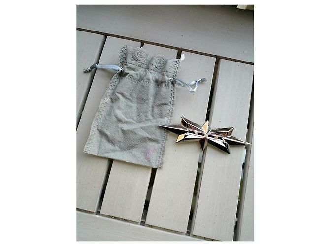Thierry Mugler Pins & Broschen
