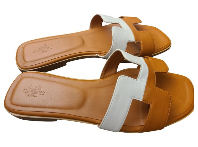Sandalias Hermès Oran Blanco Bronce Cuero  ref.279339
