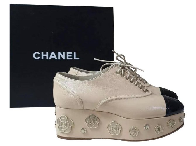 Chanel Schwarz Beige Leder Metall Kamelie Keil Schuhe Lackleder  ref.280184