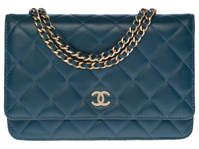 Wallet On Chain Preciosa cartera Chanel con cadena (WOC) en piel acolchada azul, guarnición en métal doré Cuero  ref.280825