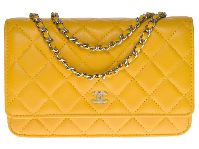 Wallet On Chain Schöne Chanel Brieftasche an der Kette (WOC) in Butterblume gelb gestepptes Leder, Garniture en métal argenté  ref.280924