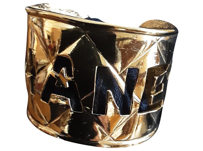Chanel. Quilted cuff. Gold hardware Gold-plated  ref.281218