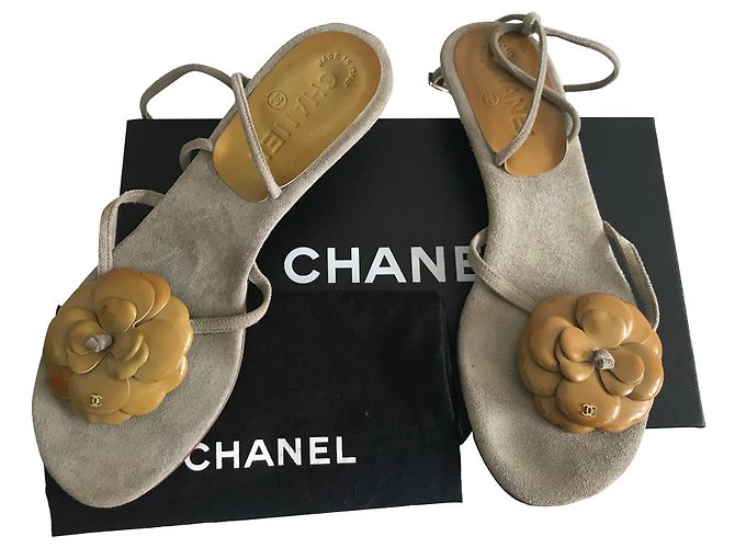 Chanel Sandálias tanga camélias camurça Cinza Mostarda