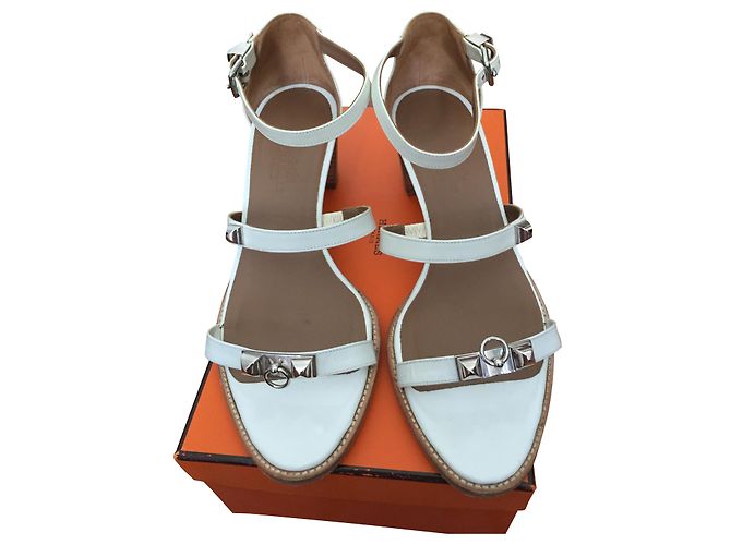Sandali Hermès in vernice bianca con gioielli Bianco