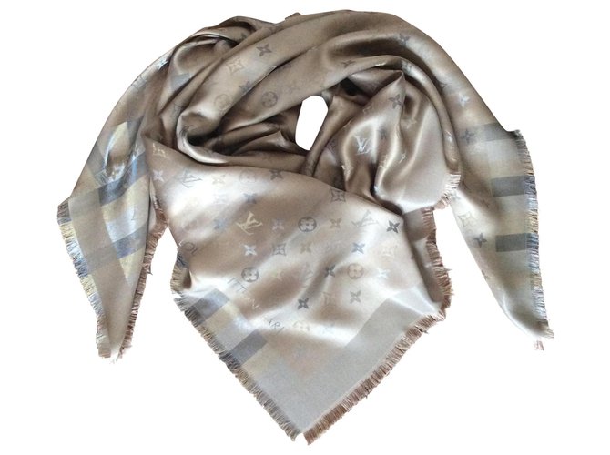Châle monogram shine silk scarf Louis Vuitton Beige in Silk - 31359586