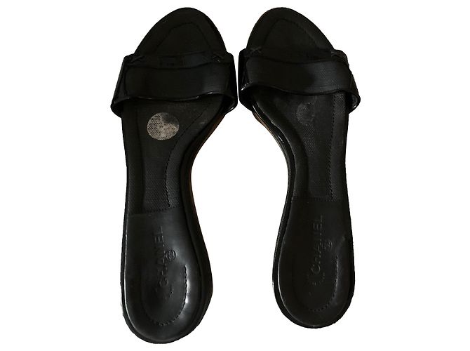 Ciabatte Chanel in vernice nera Nero